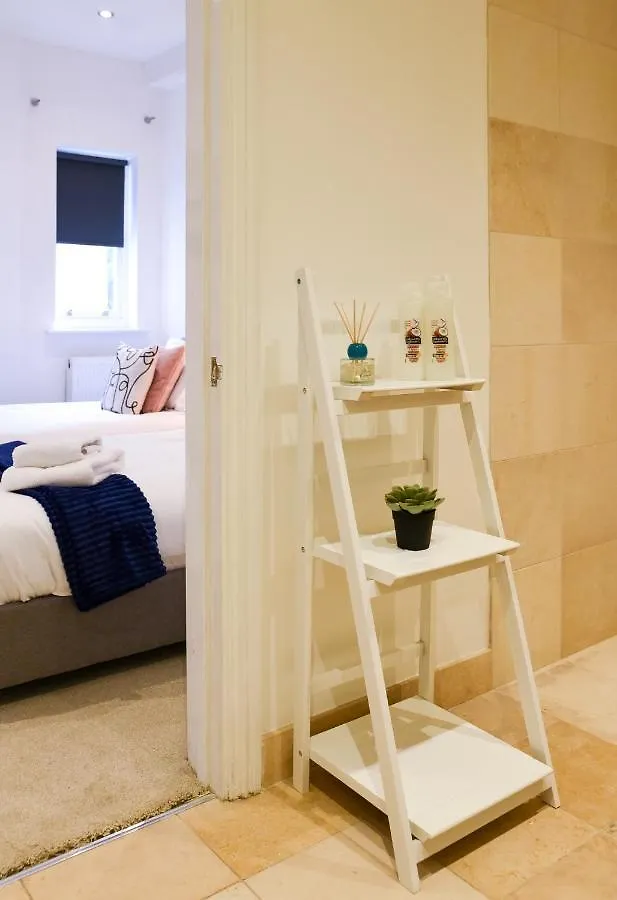 Апартаменты 3-Bedroom Lower Ground Flat In Knaresborough Town Centre
