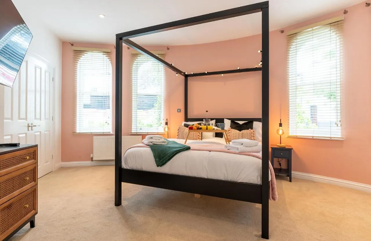 Апартаменты 3-Bedroom Lower Ground Flat In Knaresborough Town Centre