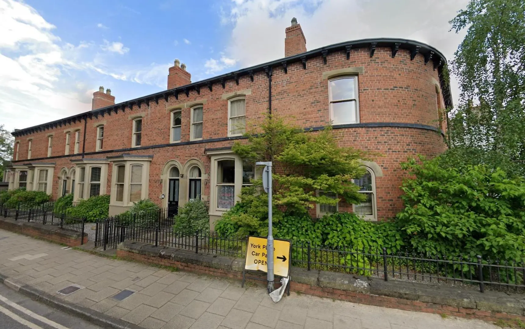 3-Bedroom Lower Ground Flat In Knaresborough Town Centre Великобритания